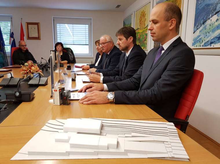 Podpis pogodbe (foto: Lapego)