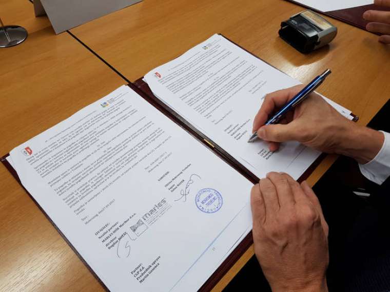 Podpis pogodbe (foto: Lapego)