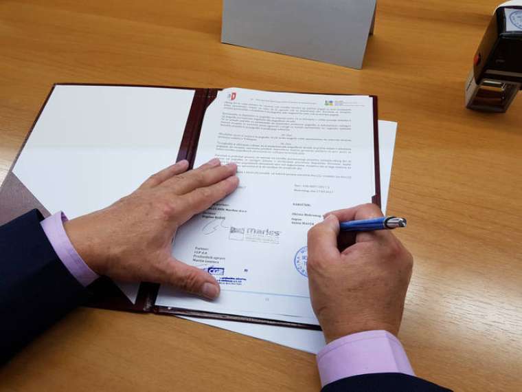 Podpis pogodbe (foto: Lapego)