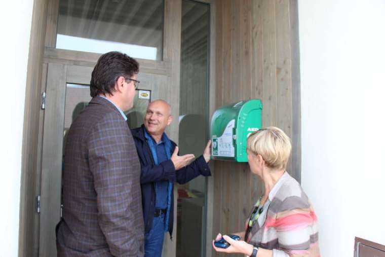 Defibrilator na OŠ Cerklje ob Krki (foto: Občina Brežice)
