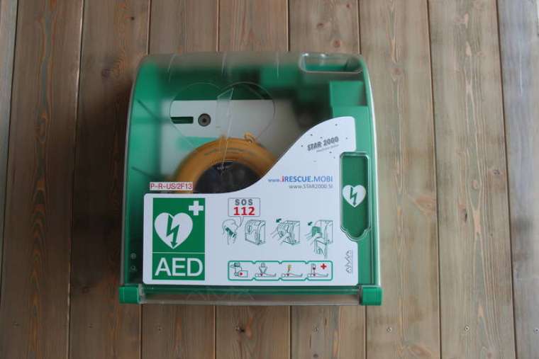 Defibrilator na OŠ Cerklje ob Krki (foto: Občina Brežice)