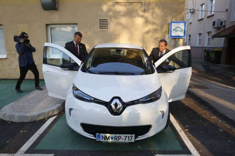 Župan in minister za infrastrukturo sta se popeljala tudi z električnim avtom, foto Tina Ramujkić