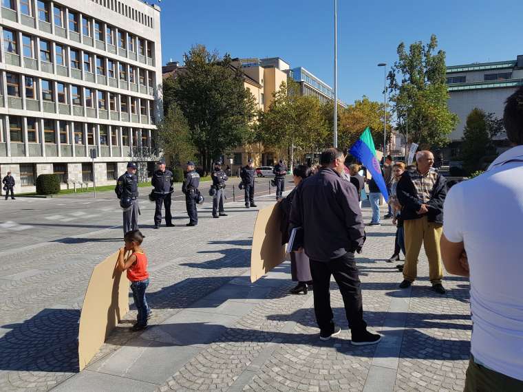 Romi pred parlamentom