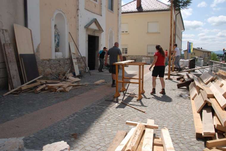Obnovitvena dela pri župnijski cerkvi v Semiču
