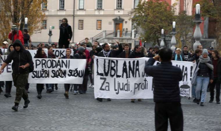 Protestniki Besni Na Jankovica Serif Zoki Razprodaja Cloveka Foto Revija Reporter