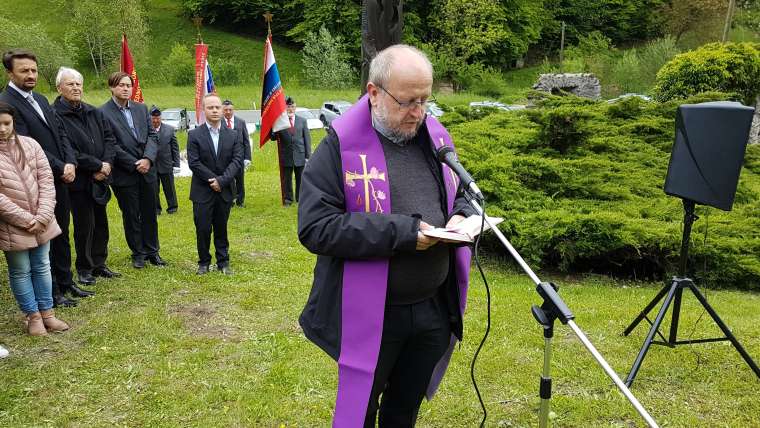 Župnik Janez Mihelčič med molitvijo