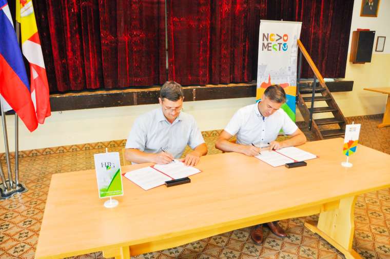 V Gabrju podpisali pogodbo za ureditev vaškega središča