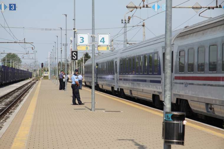 Policisti PMP Dobova med pregledom vlaka