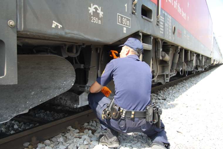 Policisti PMP Dobova med pregledom vlaka