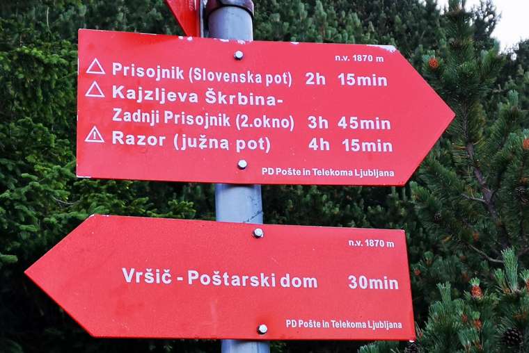 Prikaz različne tehnične zahtevnosti planinskih poti na usmerjevalnih tablah (foto Manca Ogrin)