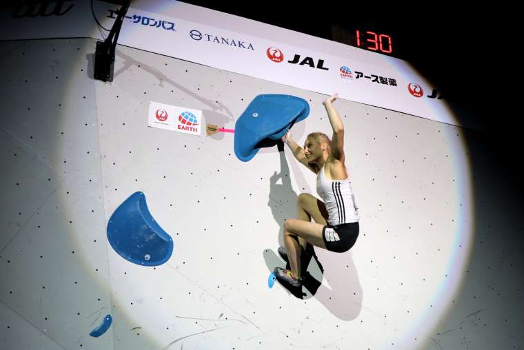 Janja Garnbret s tremi finalnimi vrhovi do naslova svetovne prvakinje v balvanih