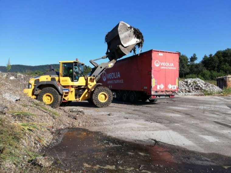 Prvi kamion, ki je odpeljal odpadke iz pogorišča v Zalogu