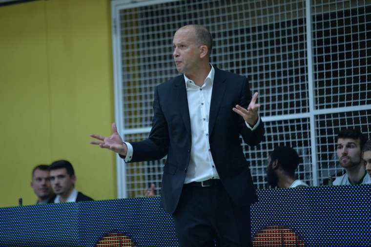 Trener Vladimir Anzulovic