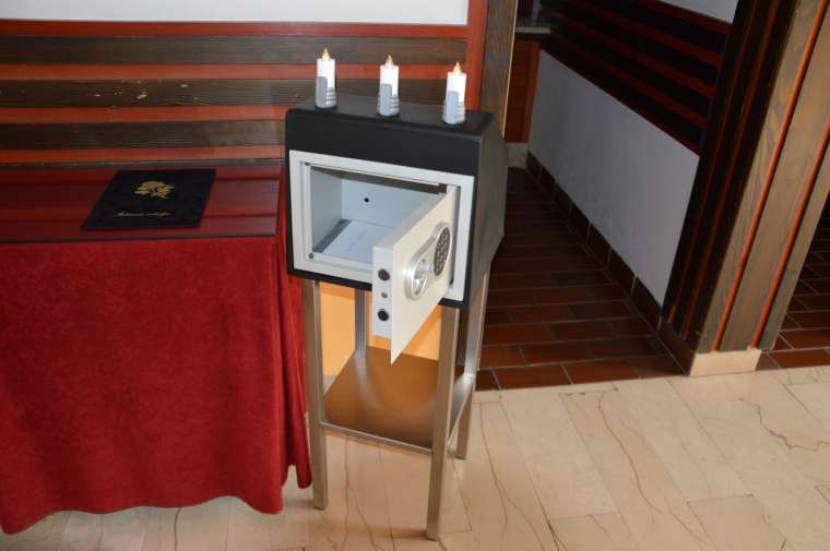 Sožalnica ima vgrajen sef za zbiranje sožalnih voščilnic na pogrebih (Foto Komunala Brežice)