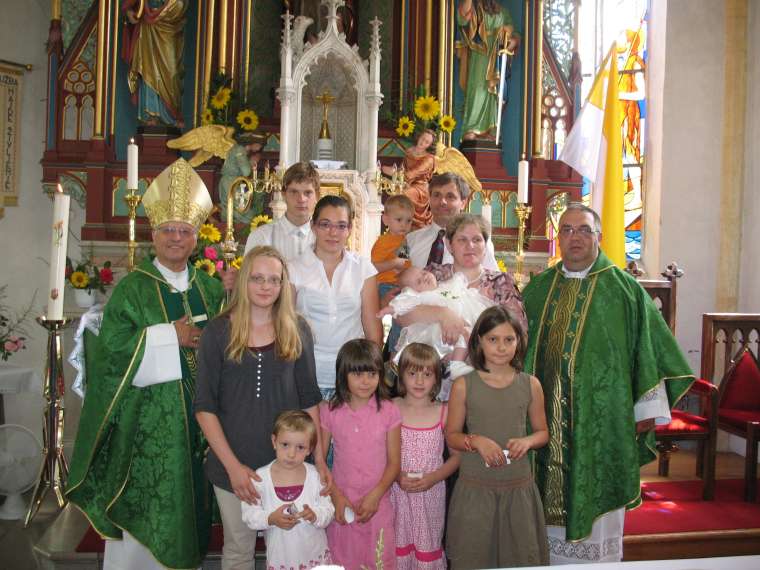 Družina Koprivc ob krstu leta 2011
