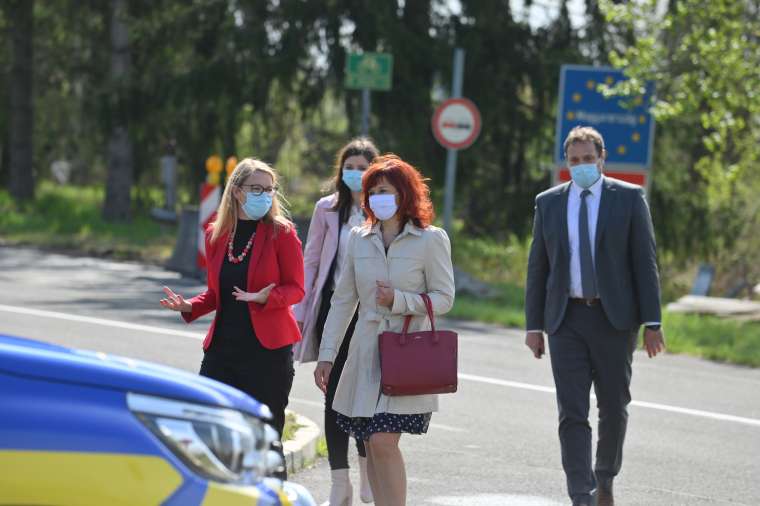 hodoš.-koronavirus, predaja-mask, ministrica-za-zamejstvo-dr