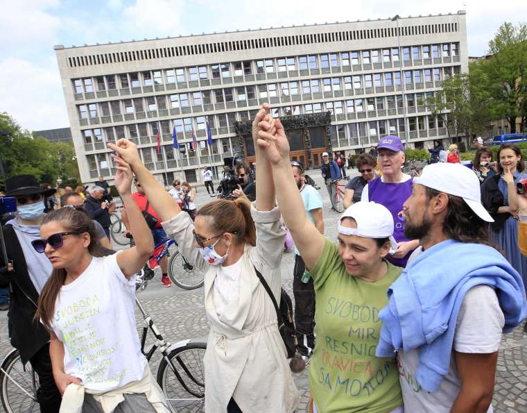 protest, vlada, koronavirus ljubljana dz trg republike policija bobo2