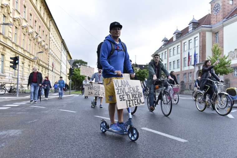 protest vlada kolesarji bobo19