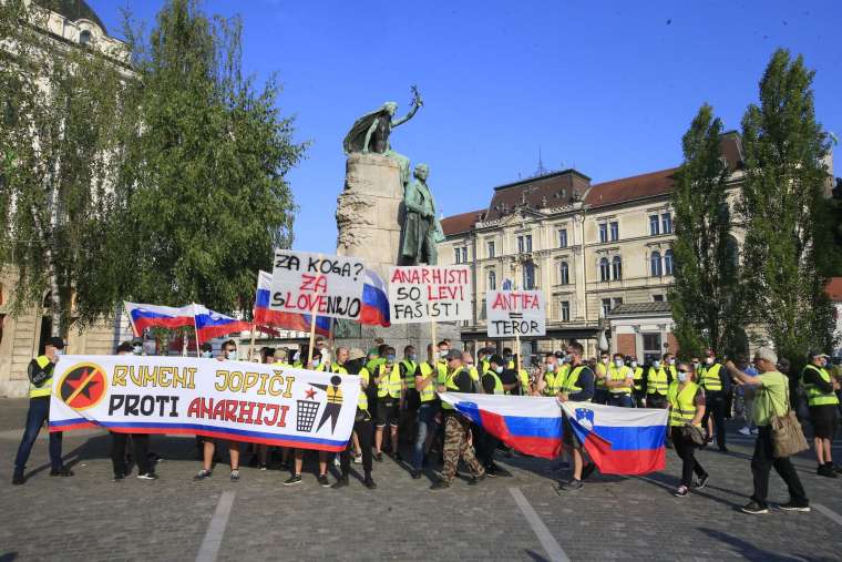 protest rumeni jopici presernov trg alternativna proslava bobo1