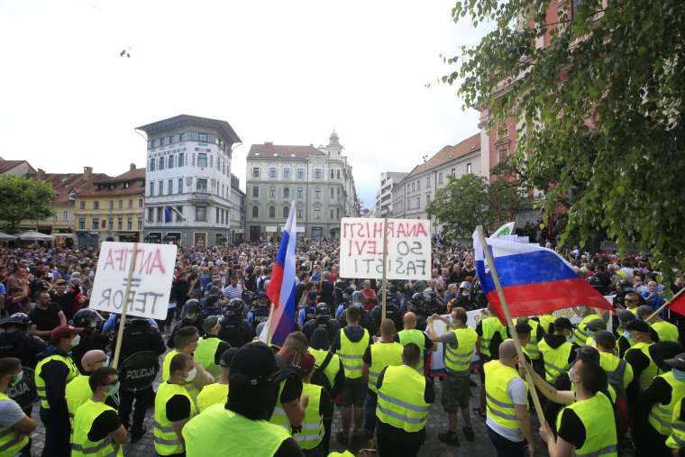 protest rumeni jopici presernov trg alternativna proslava bobo9