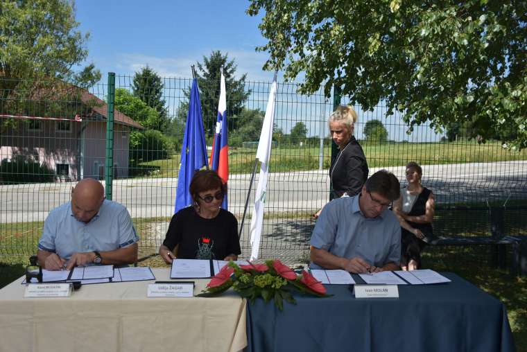Podpis pogodbe za vtrec v Dobovi