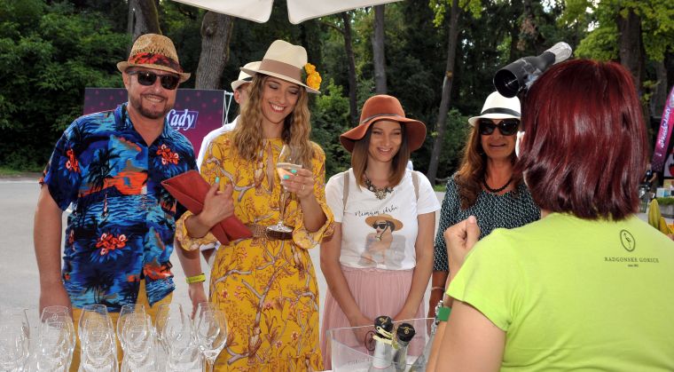 Glavno vlogo so igrali klobuki in klobučki.