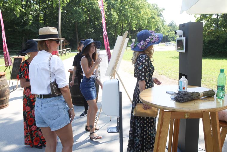 Glavno vlogo so igrali klobuki in klobučki.