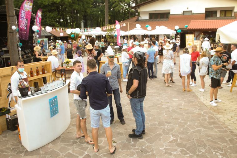Glavno vlogo so igrali klobuki in klobučki.