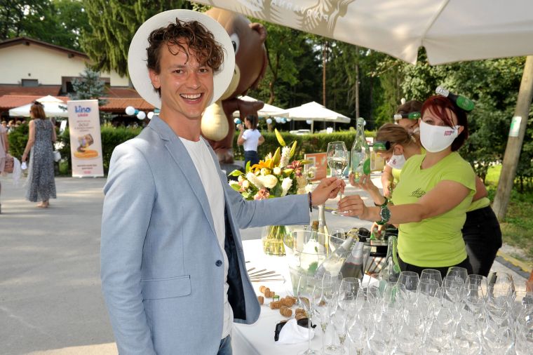 Glavno vlogo so igrali klobuki in klobučki.