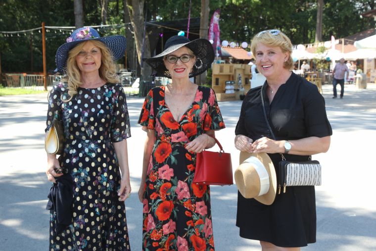 Glavno vlogo so igrali klobuki in klobučki.