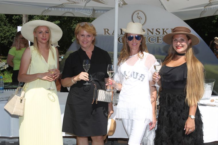 Glavno vlogo so igrali klobuki in klobučki.