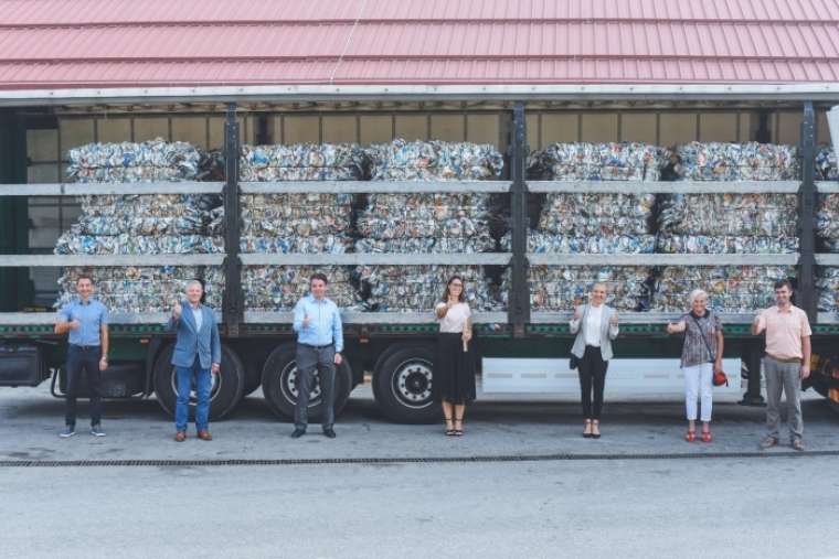 Prvi kamion odpadne kartonske embalaže mleka in sokov