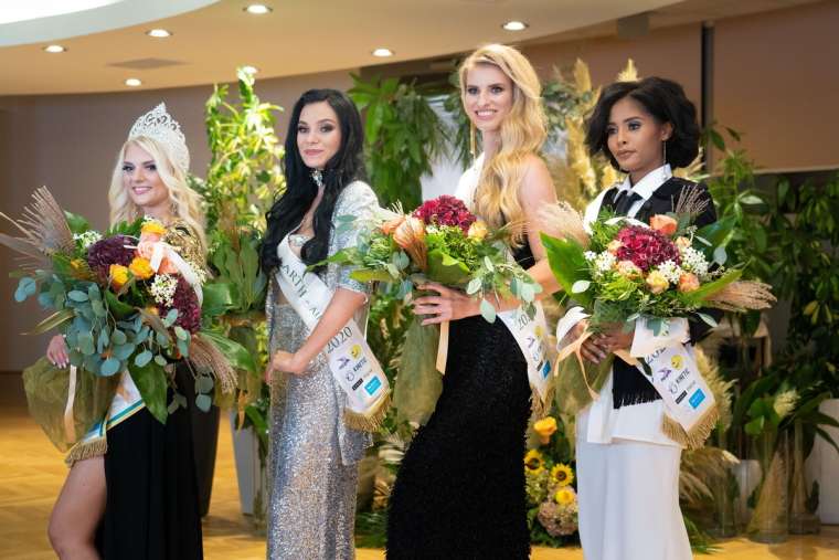 Miss Earth Slovenija s spremljevalkami - Od leve proti desni: Adrijana Ojsteršek, Kristina Miler, Karin Volt in Emma Peralta