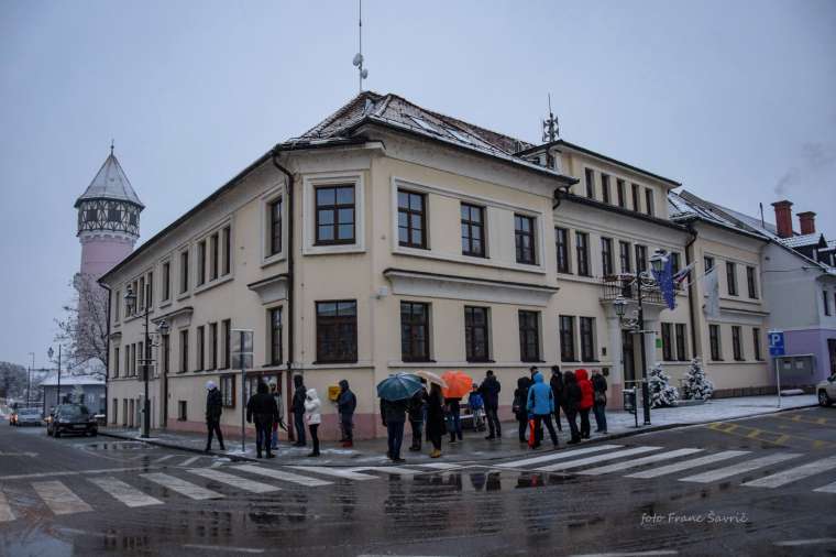 Protest za odprtje šol v Brežicah