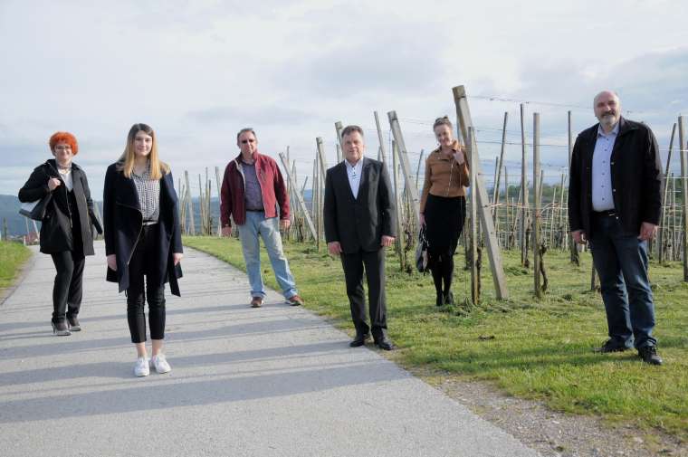 Tjaša s komisijo za izbor kraljice