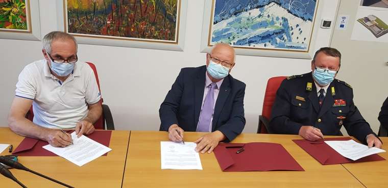 Podpis pogodbe za novo gasilsko vozilo