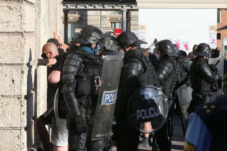 rumeni jopici presernov trg protest policija