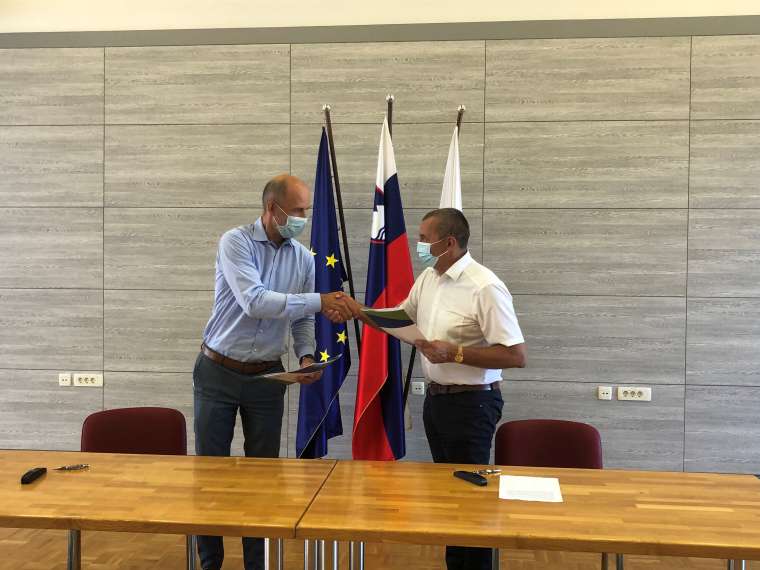 Podpis pogodbe za gradnjo vodovoda in površin za pešce v Lokah