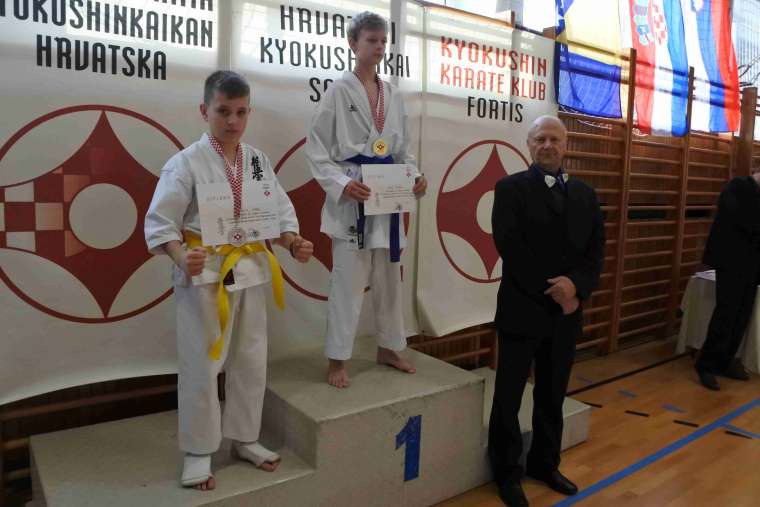 nove-medalje-za-sevniške-karateiste