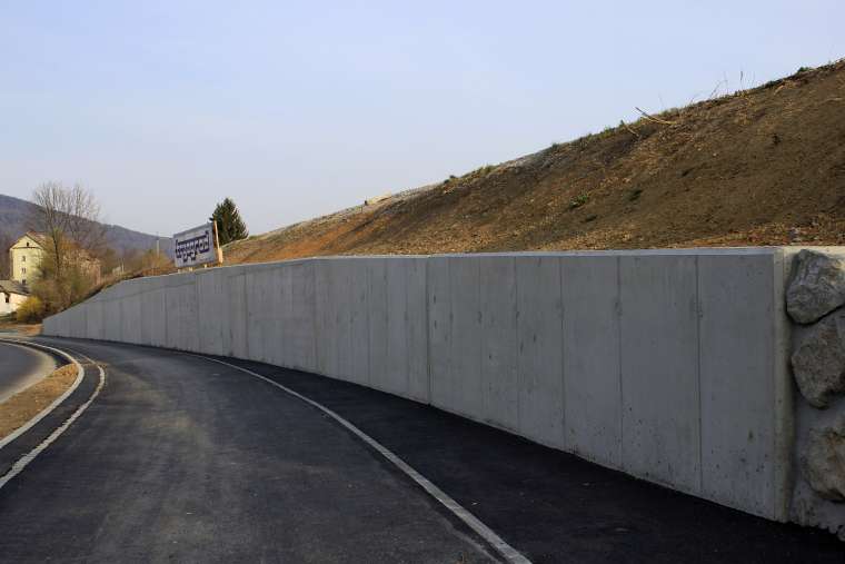 2_Obcestni zid na Tomsicevi (2)