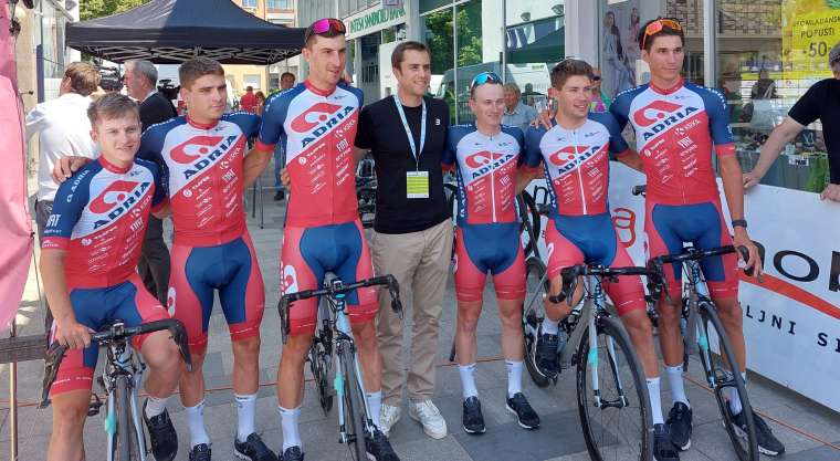 Ekipa KK AM z Alessandrom Bassom, opremljevalcem ekipe s kolesi