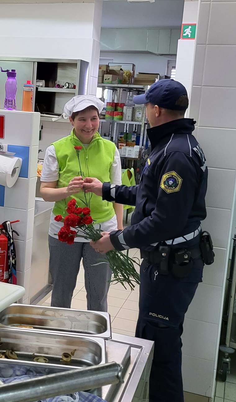 policisti-so-razveselili-ženske-za-8