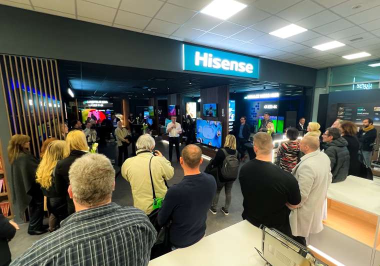 Denis Oštir je zbranim predstavil najnovejše laserske televizorje Hisense (foto Blaž Garbajs)