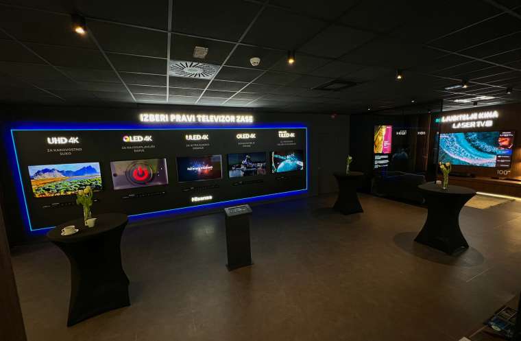 Del studia je tudi predstavitveni prostor Hisense TV Experience Room (foto Blaž Garbajs)