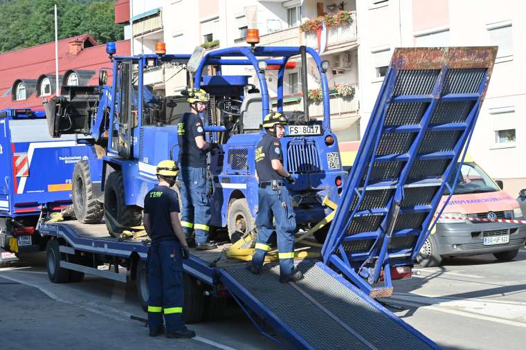 prevalje most nemci prostovoljci meza poplave bobo