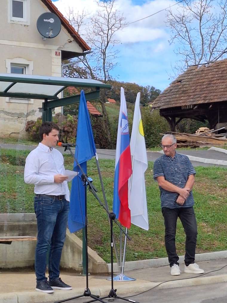 Predstavnik vaške skupnosti Žejno Jure Oštrbenk in predsednik KS Čatež ob Savi Alojz Škrabl