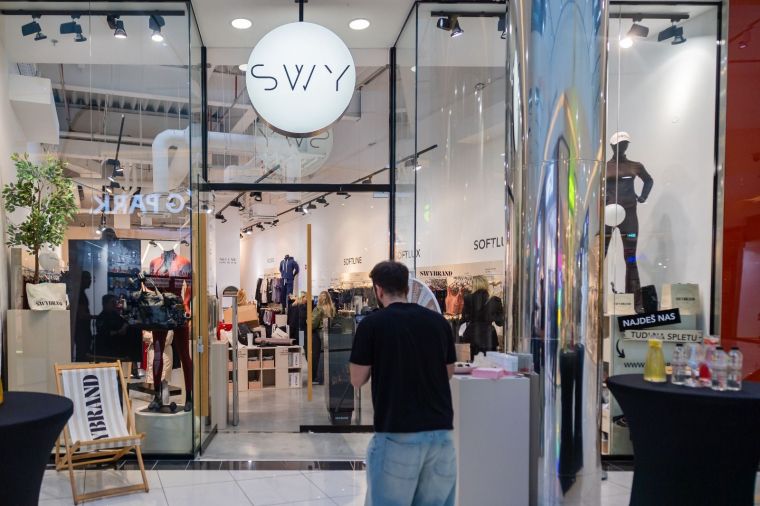 Danes je v prvem nadstropju Cityparka svoja vrata odprla prva in trenutno edina fizična trgovina modne znamke SWY, ki je iz spletne senzacije prerasla v gibanje sodobne ženske samozavesti in stila