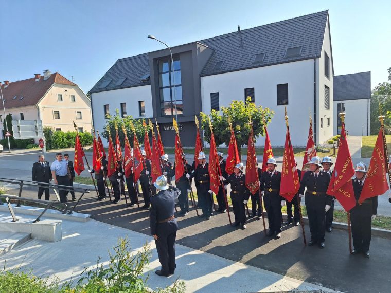 Postroj gasilskih praporjev