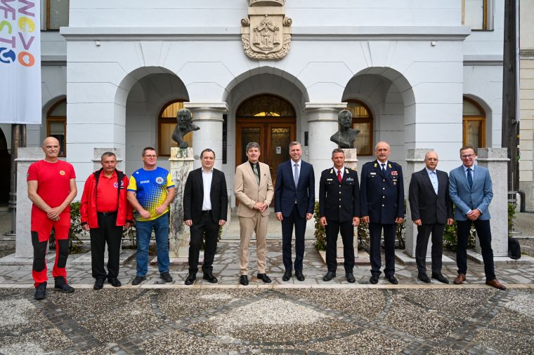 Skupinska fotografija-podpisniki in predstavniki organizacij v RSZRP