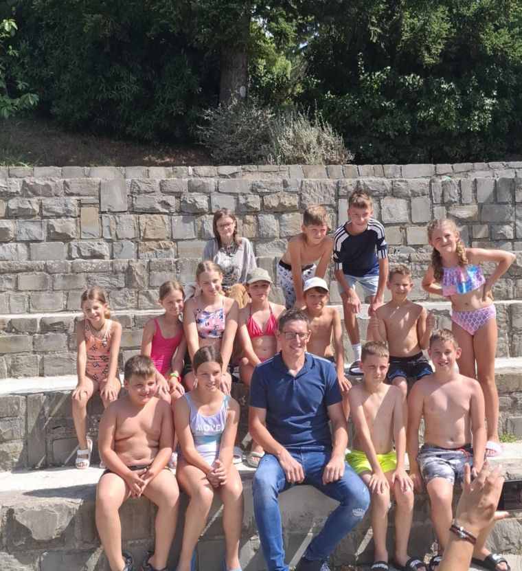 otroci in podžupan občine Škocjan Janez Lekše